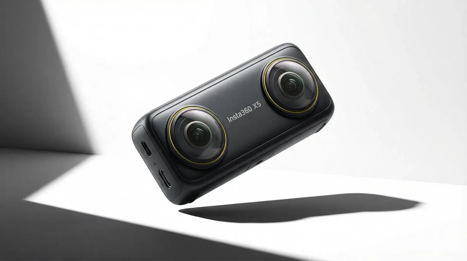 Kompakte 360-Grad-Kamera mit zwei Linsen auf weißem Hintergrund