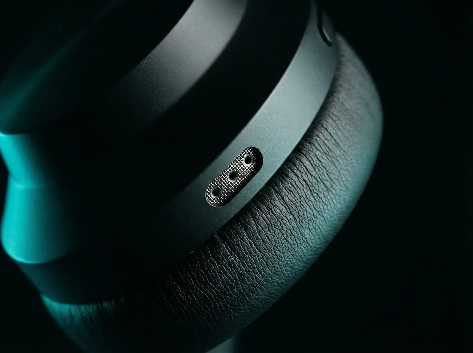 Nahaufnahme einer Headset-Ohrmuschel mit Mikrofonöffnung
